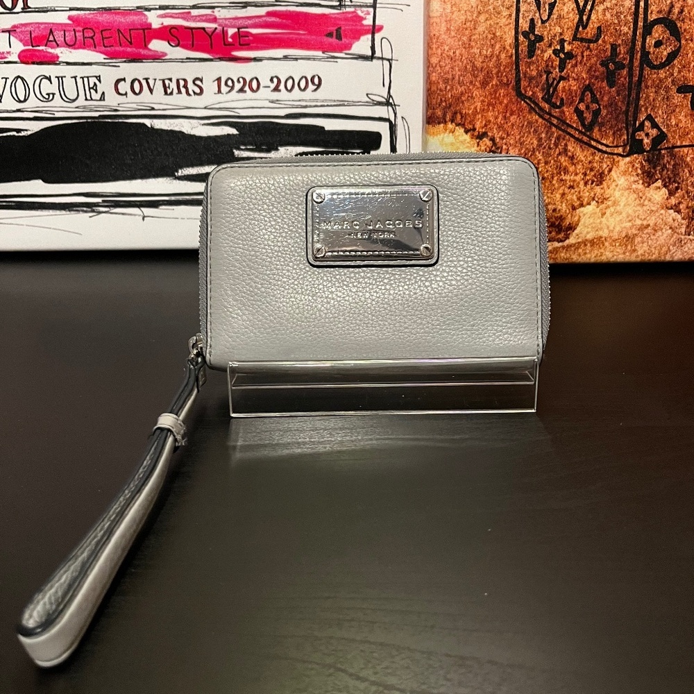 EUC Marc Jacobs Pebble Leather Wristlet retails $165